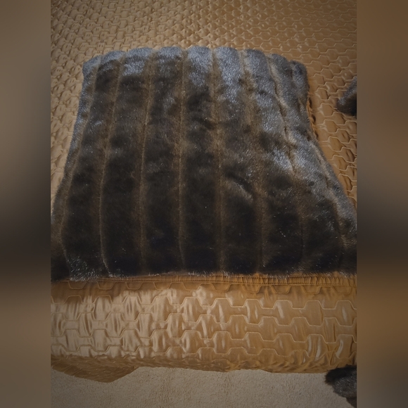 Donna Salyers Fabulous Fur Brown Throw - Picture 8 of 11